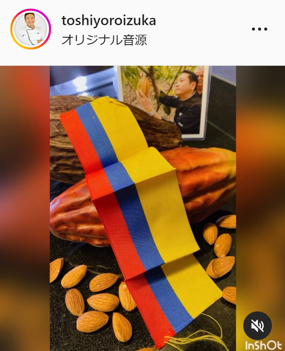 エクアドル国旗をモチーフにしたテープの切れ端を手にする鎧塚俊彦氏（鎧塚俊彦氏のインスタグラムより）