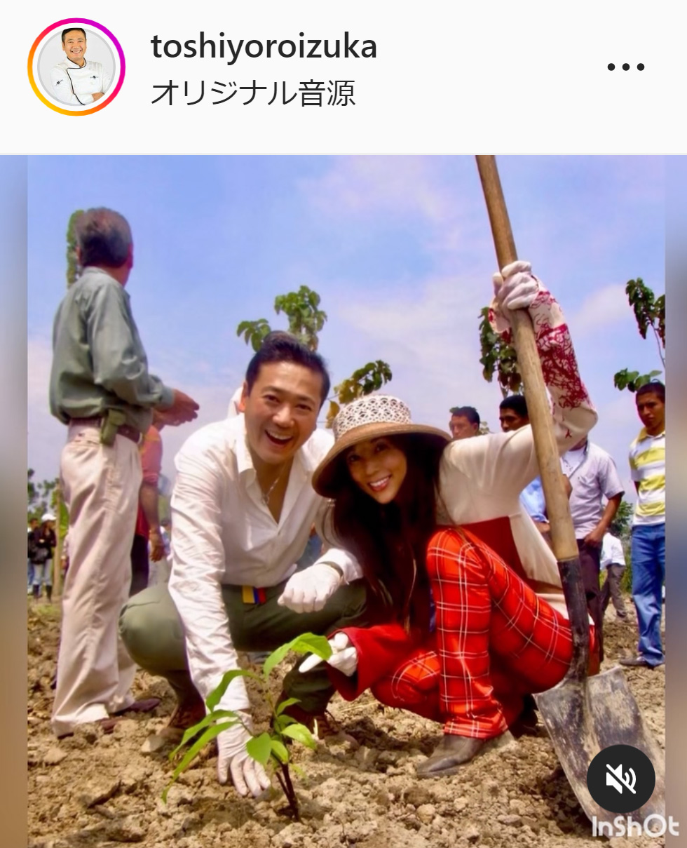 エクアドルのカカオ農園でツーショットに納まる鎧塚俊彦氏と川島なお美さん（鎧塚俊彦氏のインスタグラムより）