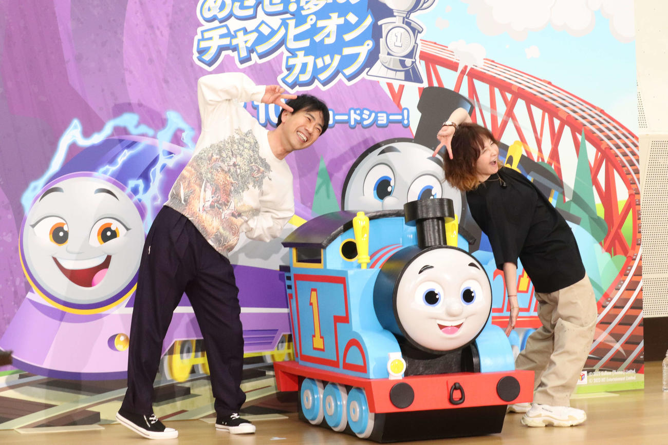 映画「きかんしゃトーマス　めざせ！夢のチャンピオンカップ」アフレコイベントの記念撮影で踊りだす藤井隆（左）とYOU（撮影・加藤理沙）