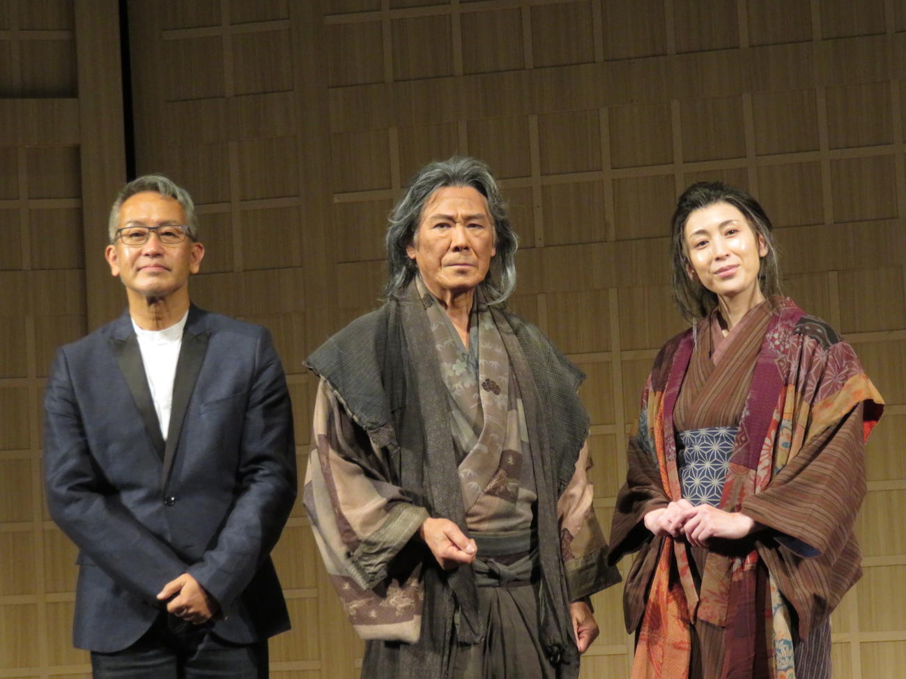 舞台「画狂人北斎－2023－」会見に出席した（左から）宮本亞門氏、西岡徳馬、雛形あきこ