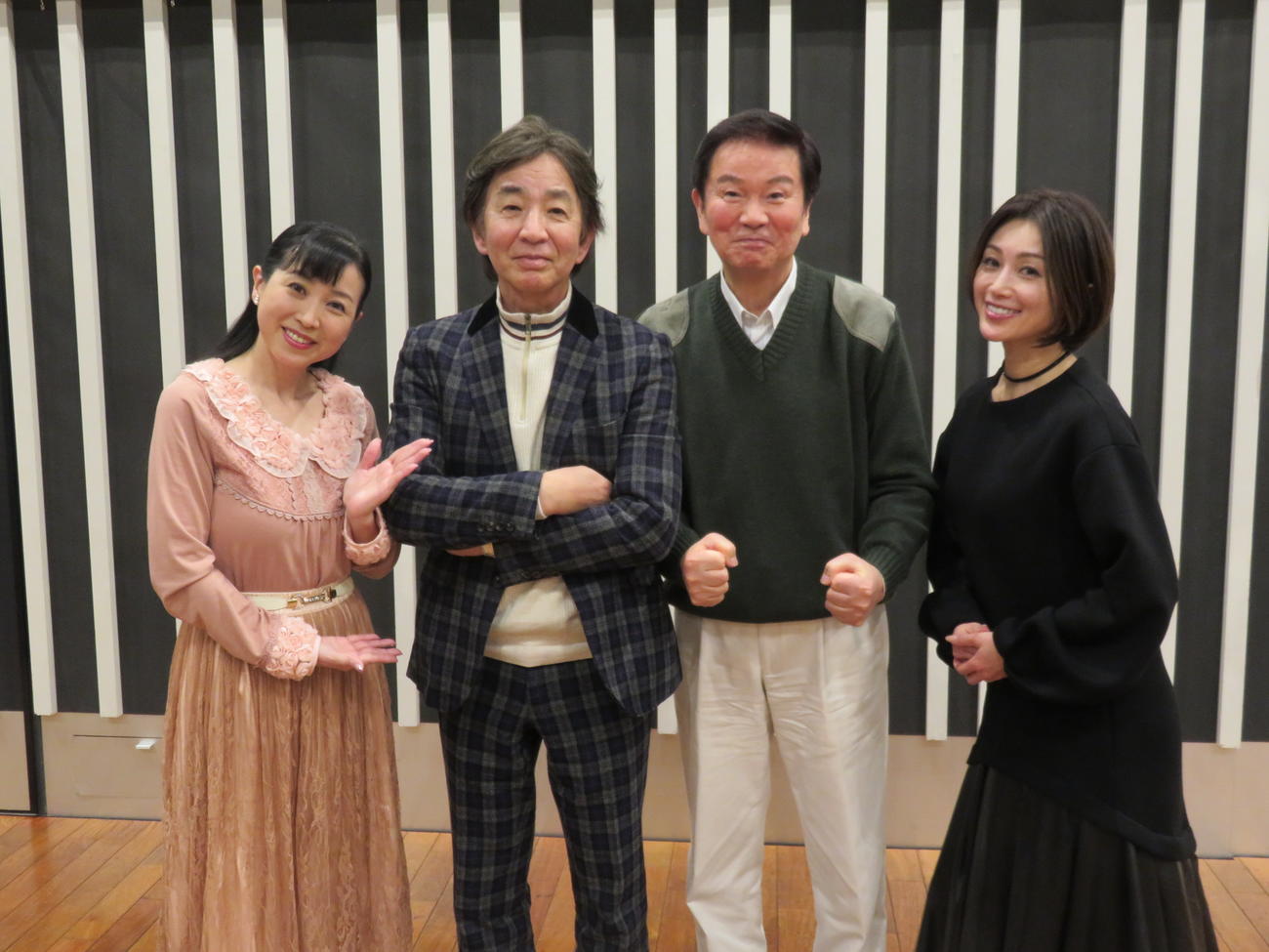 森田健作（右から2人目）のラジオ番組にゲスト出演した林哲司（同3人目）とアシスタントの酒井法子（右端）西村知美