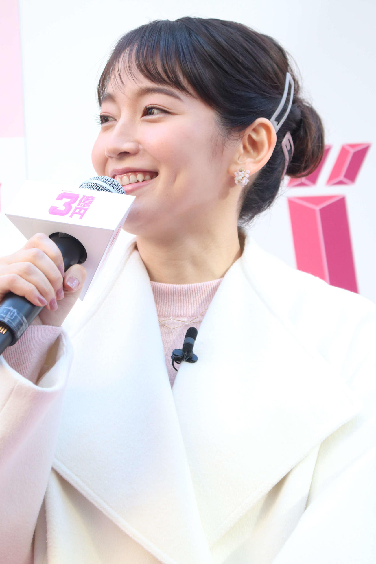 「バレンタインジャンボ宝くじ」「バレンタインジャンボミニ」発売記念イベントでトークする吉岡里帆（撮影・加藤理沙）
