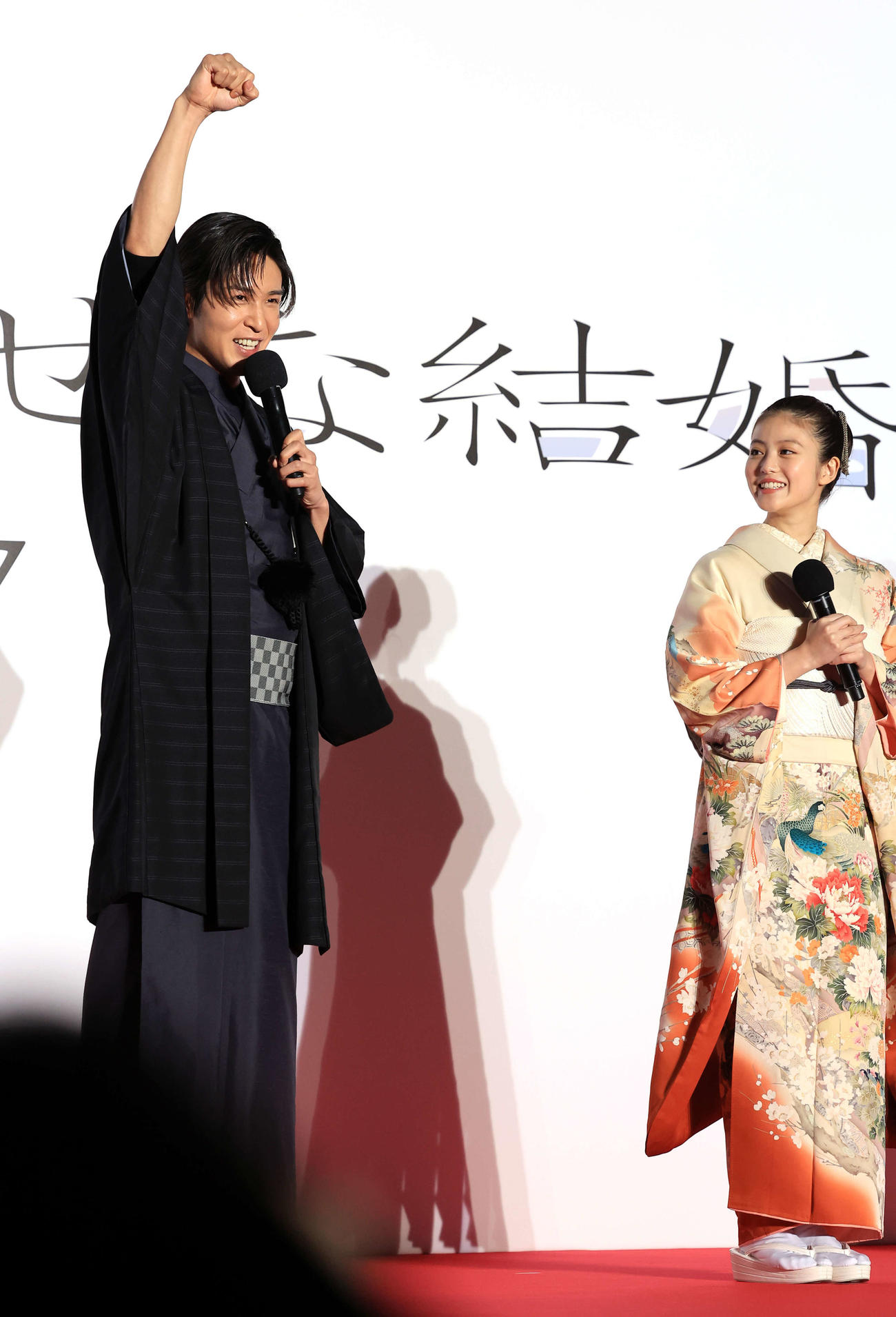 「わたしの幸せな結婚」のプレミアイベントで笑顔でガッツポーズする目黒蓮（左）。右は今田美桜（撮影・浅見桂子）