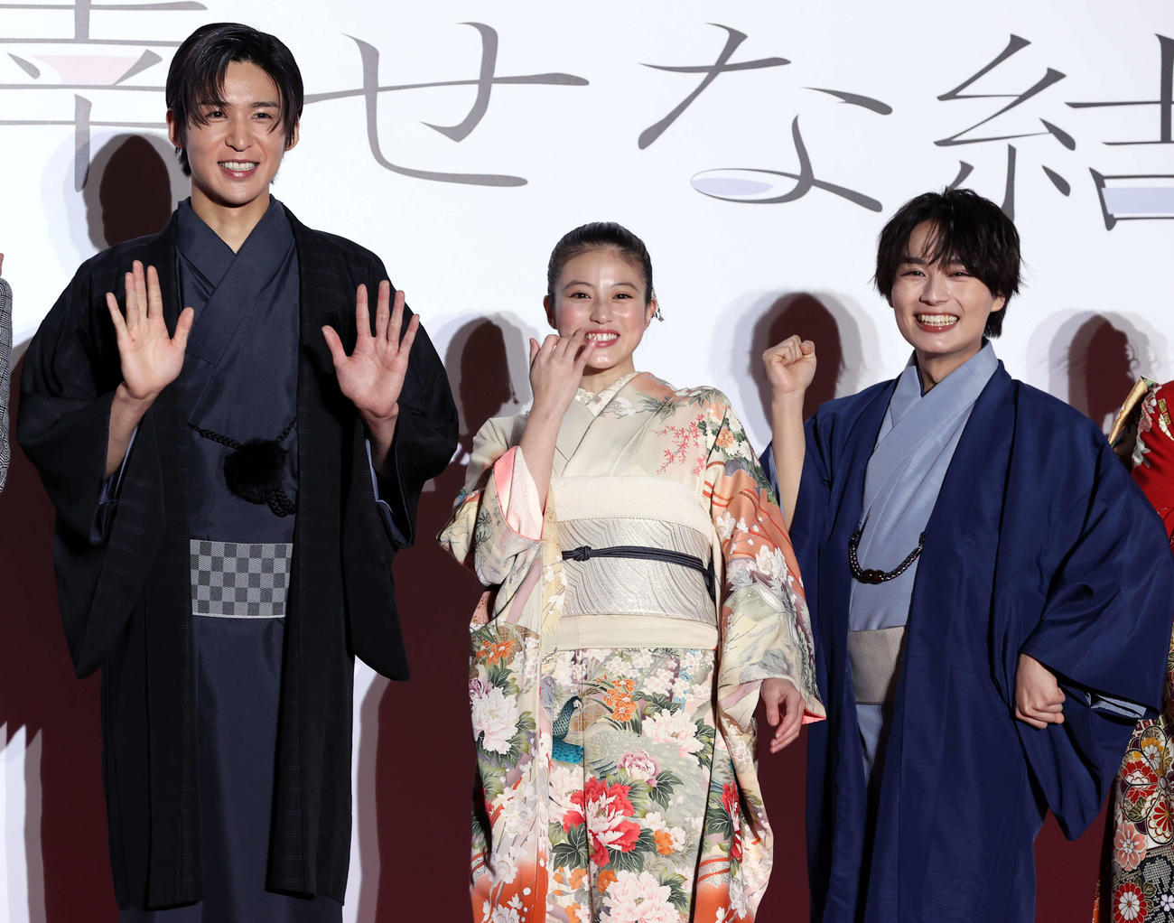 「わたしの幸せな結婚」のプレミアイベントで笑顔で手を振る目黒蓮（左）、今田美桜（中央）、大西流星（撮影・浅見桂子）