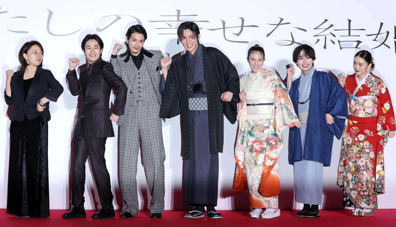 「わたしの幸せな結婚」のプレミアイベントでポーズを取り記念撮影する、左から塚原あゆ子監督、前田旺志郎、渡辺圭祐、目黒蓮、今田美桜、大西流星、高石あかり（撮影・浅見桂子）
