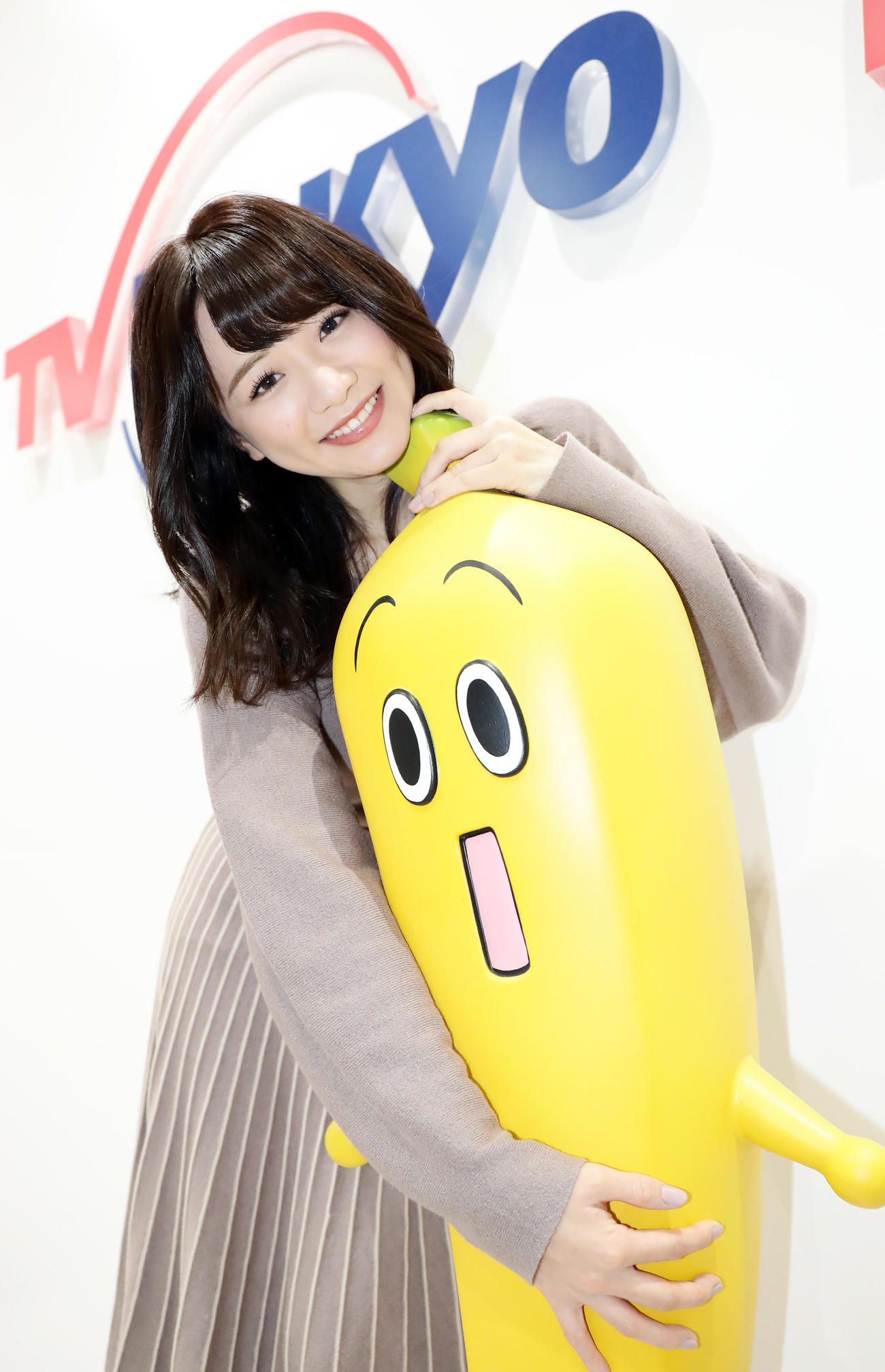 局のキャラクター「ナナナ」を抱き寄せ笑顔を見せる森香澄アナウンサー＝2020年1月16日