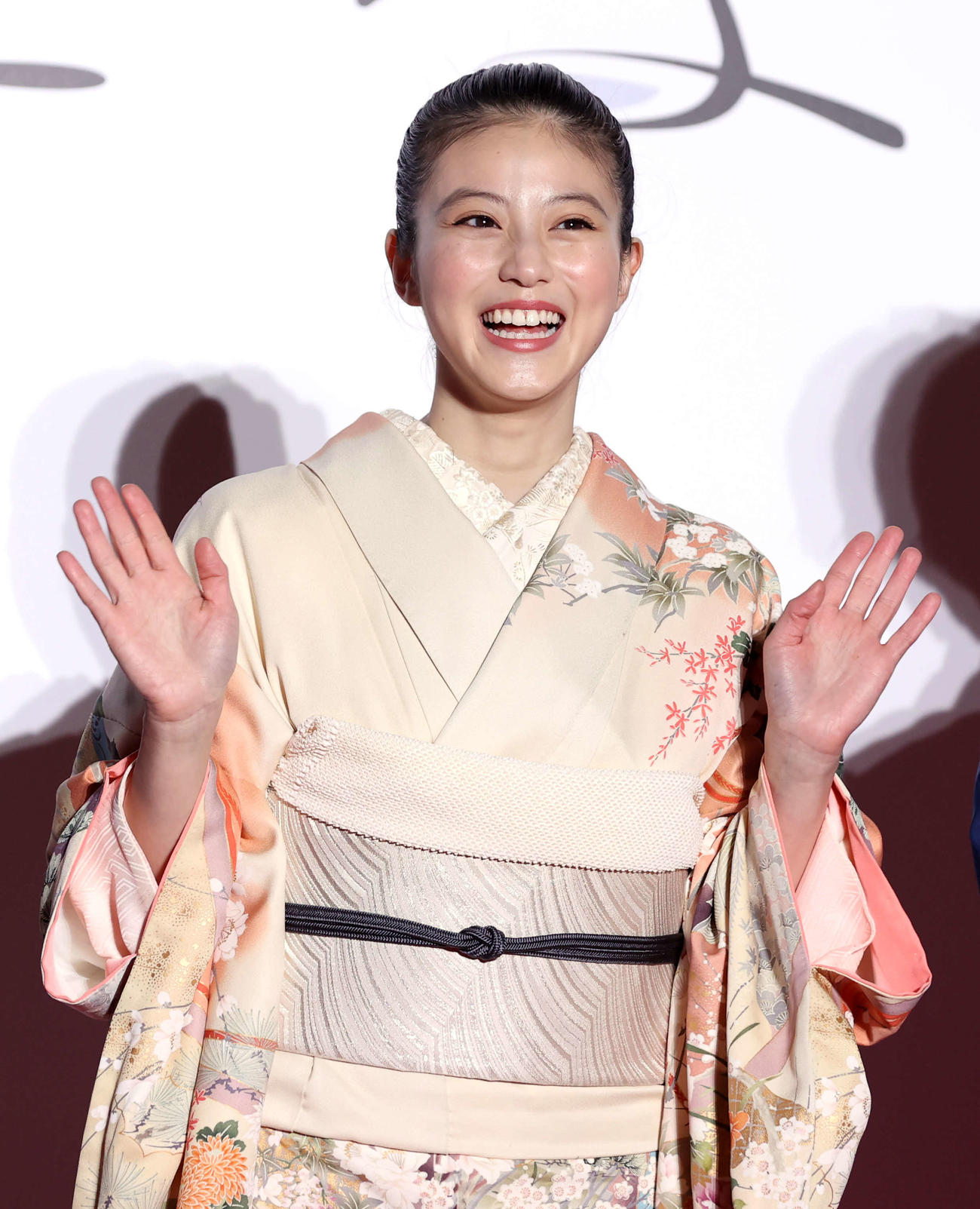 「わたしの幸せな結婚」のプレミアイベントで笑顔で手を振る今田美桜（撮影・浅見桂子）