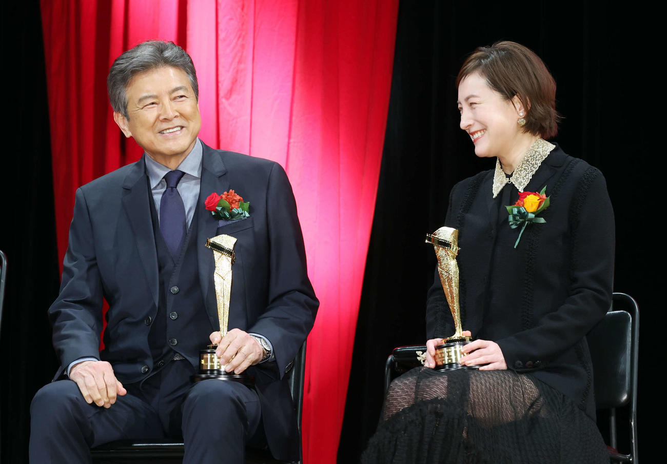 笑顔を見せる助演男優賞を受賞した三浦友和（左）と助演女優賞を受賞した広末涼子（撮影・宮地輝）