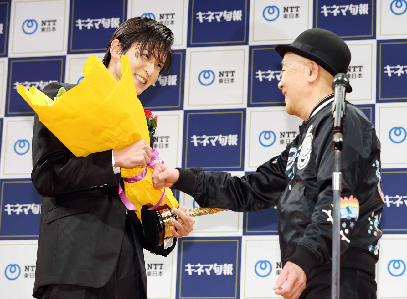 廣木隆一監督（右）とグータッチする新人男優賞を受賞した目黒蓮（撮影・宮地輝）