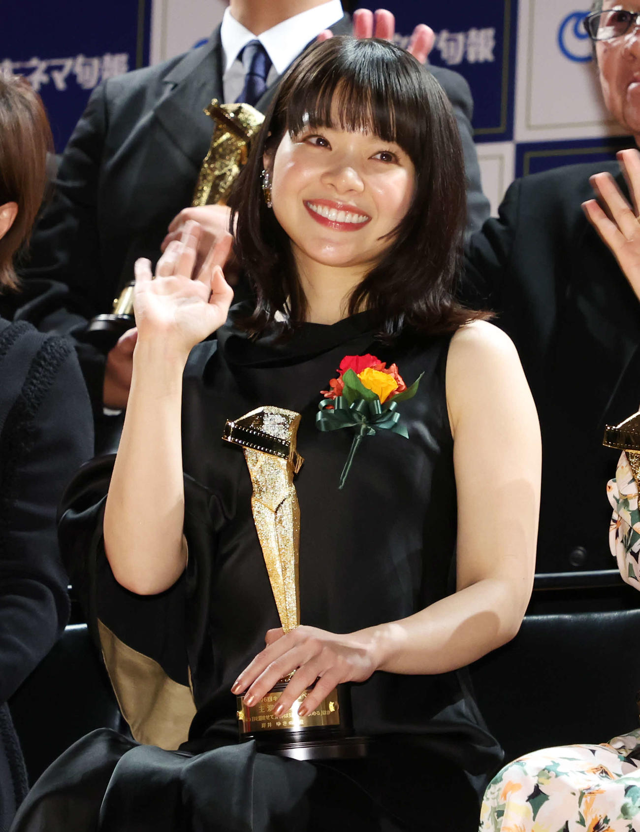 笑顔で手を振る岸井ゆきの（撮影・宮地輝）