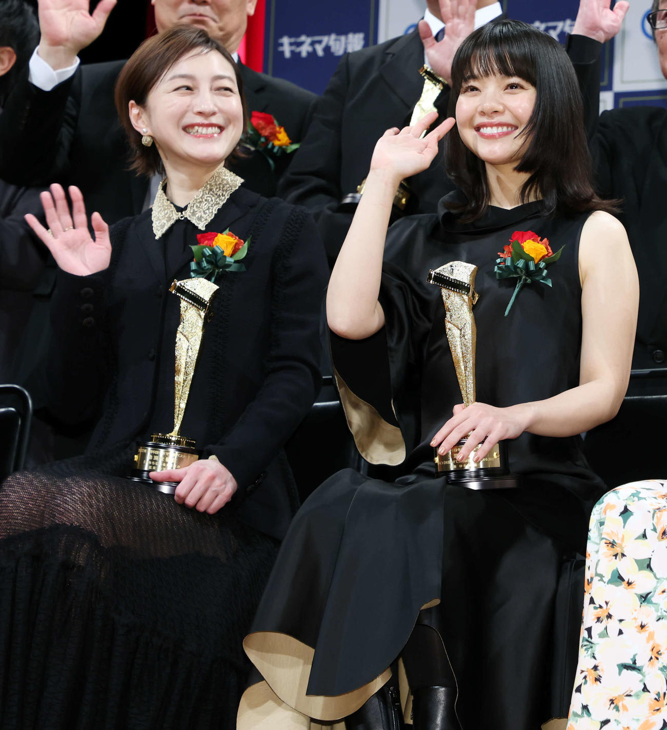 笑顔で手を振る広末涼子（左）と岸井ゆきの（撮影・宮地輝）
