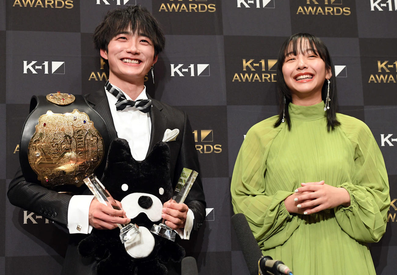 ABEMA賞に続き新人賞も受賞した大久保琉唯は、プレゼンターを務めた山之内すずと報道陣の質問に答える（撮影・たえ見朱実）