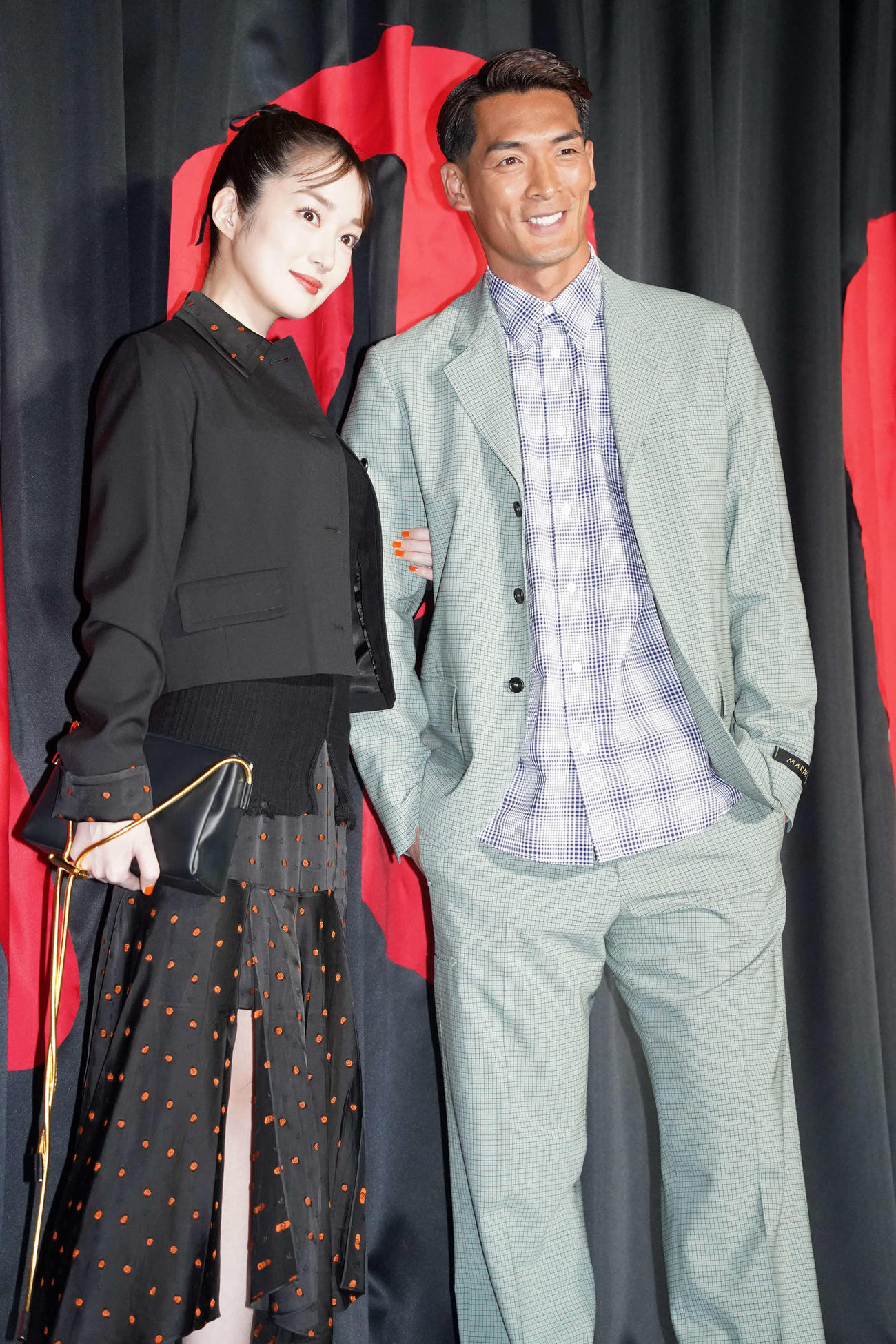 「MARNI FALL WINTER 2023ファッションショー」に出席した、高梨臨（左）と槙野智章（撮影・佐藤勝亮）