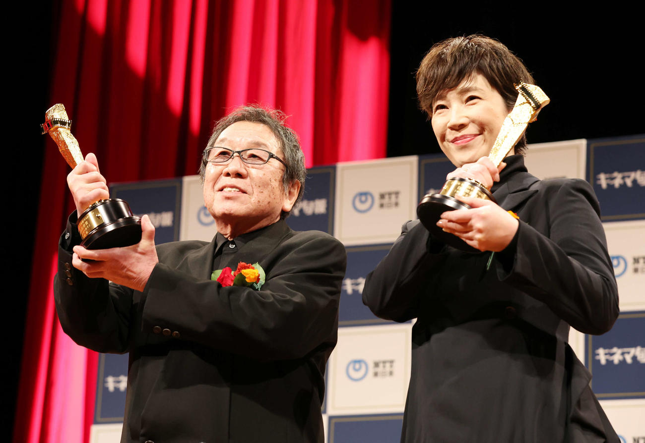 日本映画監督賞を受賞した高橋伴明監督（左）と日本映画脚本賞を受賞した梶原阿貴氏（撮影・宮地輝）