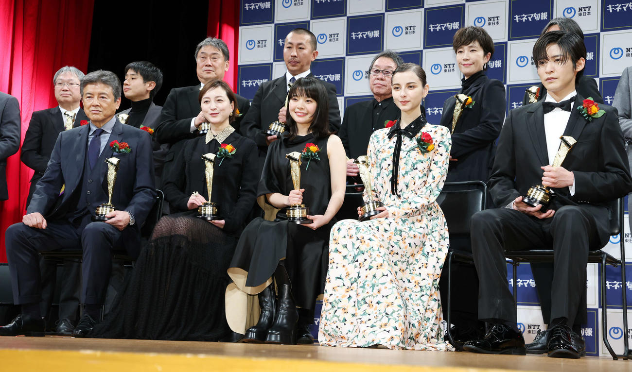 第96回キネマ旬報ベスト・テン発表＆表彰式で記念写真に納まる登壇者。前列左から三浦友和、広末涼子、岸井ゆきの、嵐莉菜、目黒蓮、後列左から水野貴夫氏、満若勇咲監督、福嶋更一郎氏、三宅唱監督、高橋伴明監督、梶原阿貴氏（撮影・宮地輝）