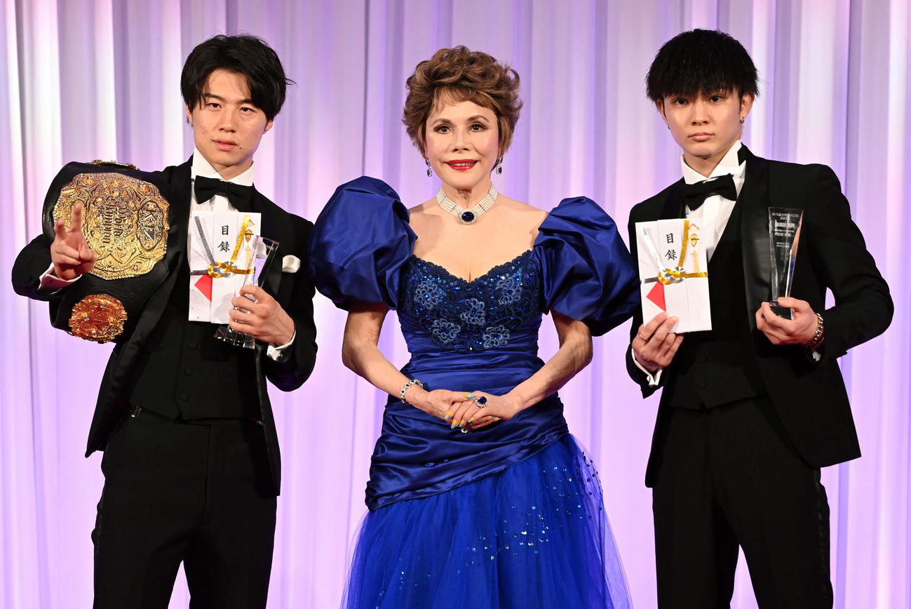 最高試合賞を受賞した金子晃大（左）と玖村将史（右）のプレゼンターを務めたデヴィ夫人（撮影・たえ見朱実）