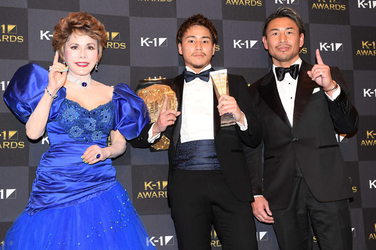 MVPの軍司泰斗（中央）と魔裟斗とともにポーズを決めるデヴィ夫人（撮影・たえ見朱実）