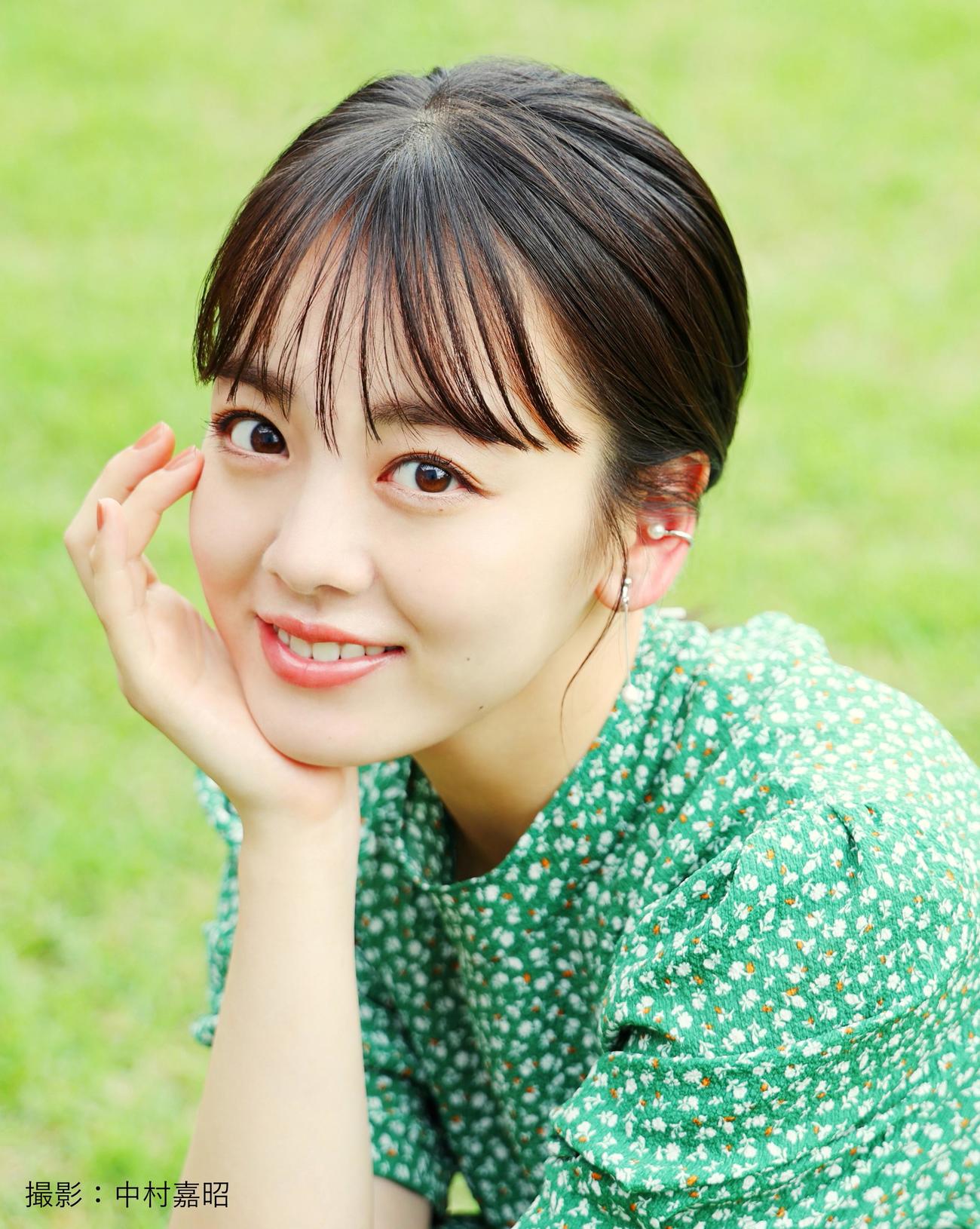 後輩の秋山美月役の伊原六花