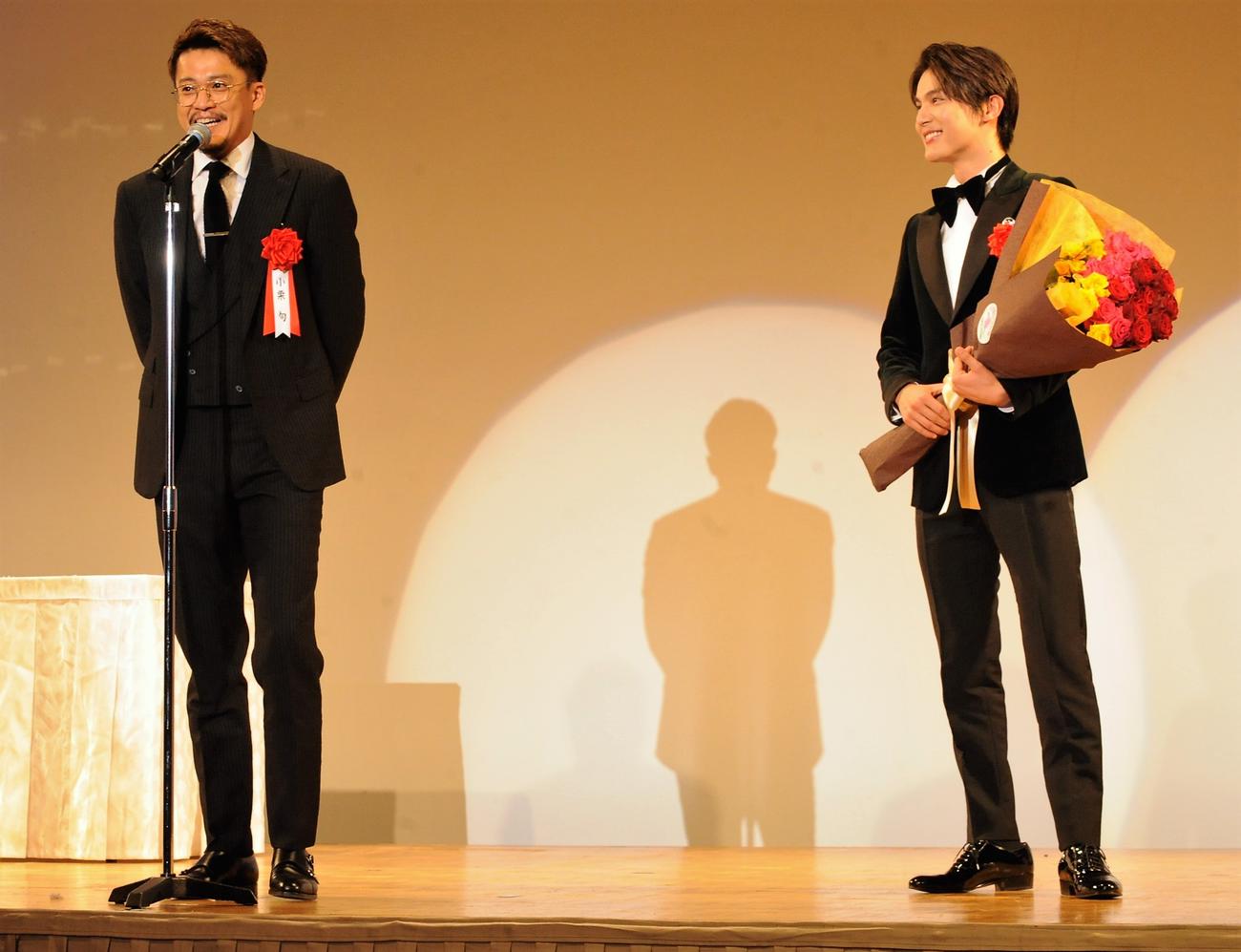 エランドール賞授賞式にサプライズで出演する小栗旬（左）と新人賞の中川大志（撮影・高橋洋平）