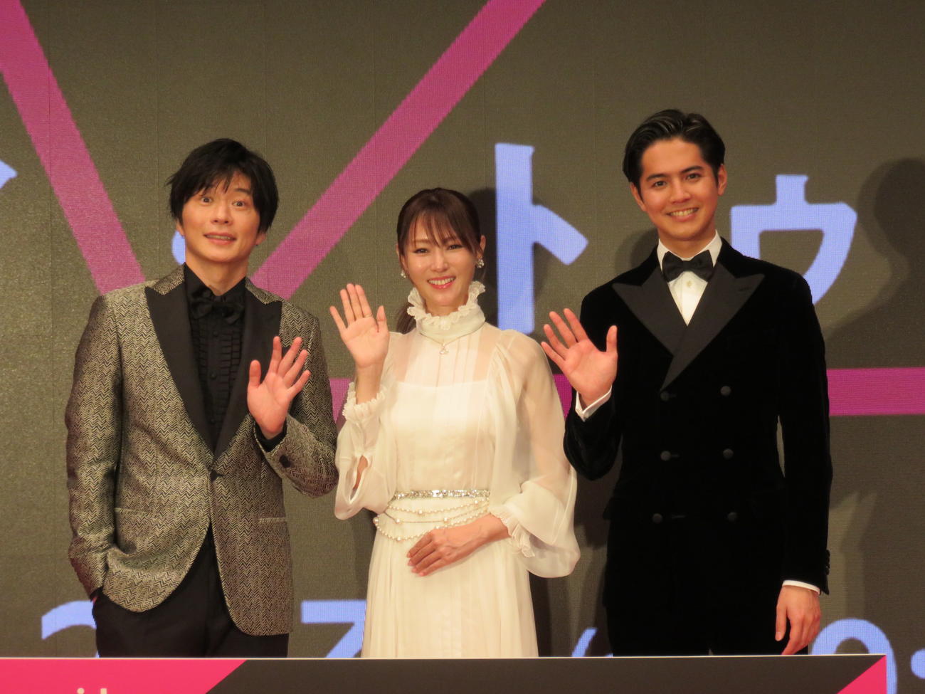 アマゾンプライムビデオのオリジナルドラマ「A2Z」のイベントに出席した（左から）田中圭、深田恭子、片寄涼太
