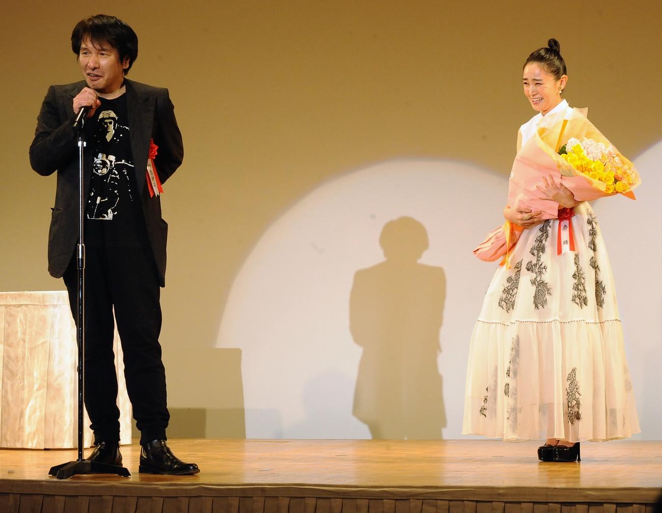 エランドール賞授賞式にサプライズで登場する野島伸司と新人賞受賞の奈緒（撮影・高橋洋平）