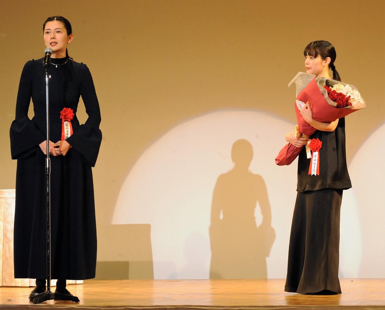 エランドール賞授賞式にサプライズで登場した菊池亜希子（左）と新人賞受賞の岸井ゆきの（撮影・高橋洋平）