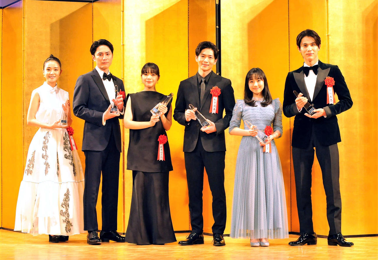 エランドール賞授賞式に出席した、左から奈緒、間宮祥太朗、岸井ゆきの、松下洸平、芦田愛菜、中川大志（撮影・高橋洋平）