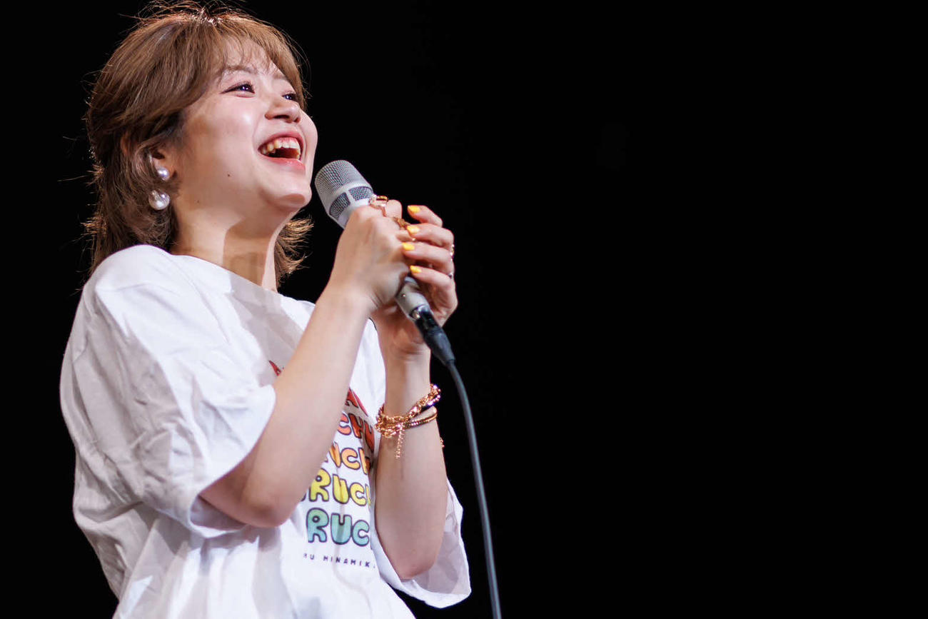 ライブで歌う南川ある