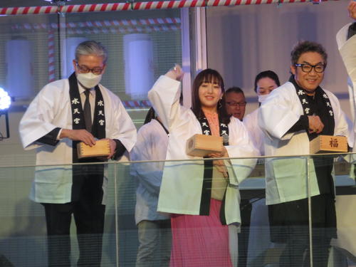 水天宮の豆まきに参加した、左から三田芳裕明治座社長、田島芽瑠、コロッケ