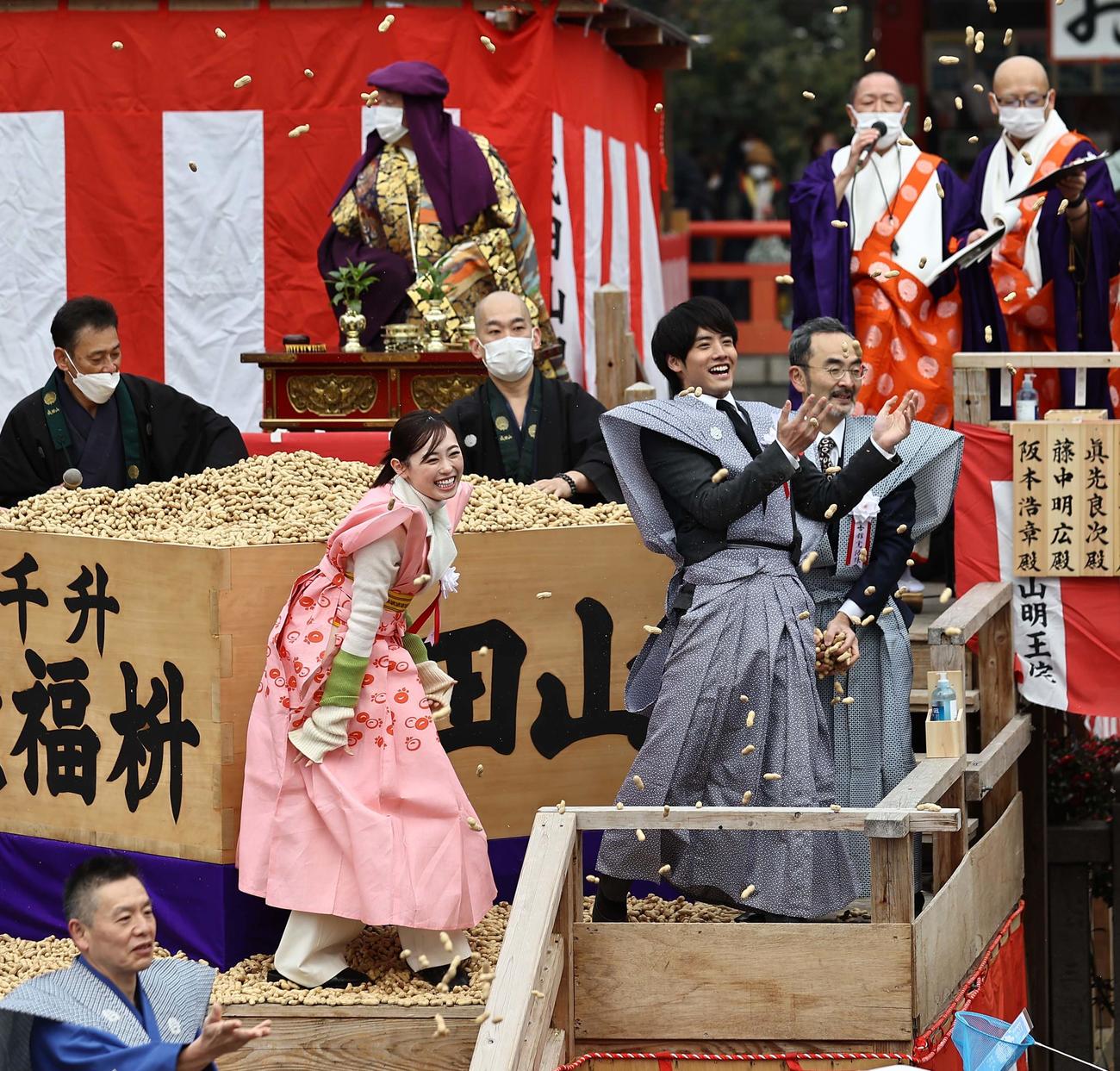 笑顔を見せながら豆まきをする左3人目から福原、一人飛ばして赤楚、古舘（撮影・上田博志）
