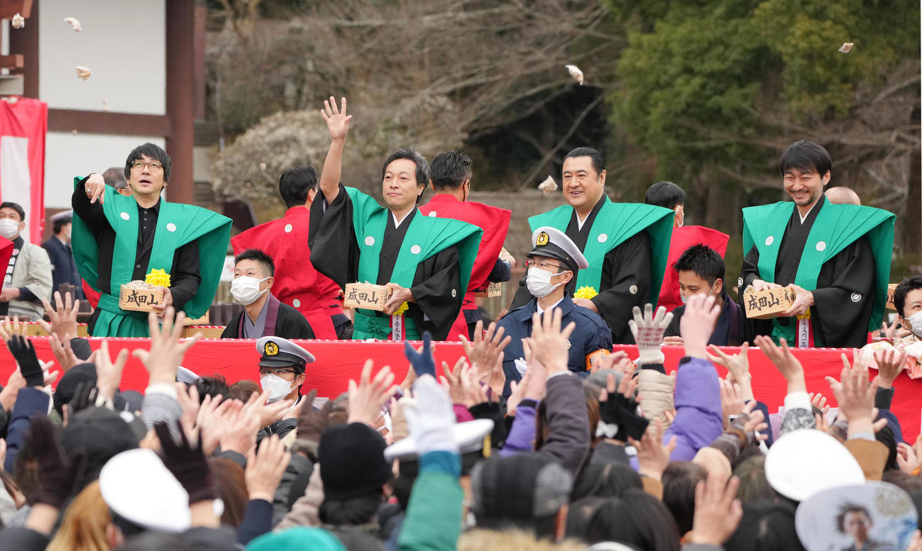 成田山の節分会で豆まきをする、左から大森南朋、音尾琢真、小手伸也、波岡一喜（撮影・菅敏）
