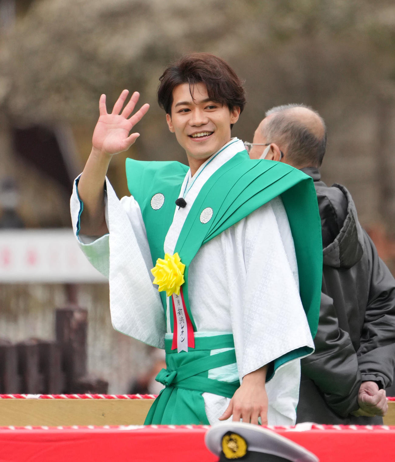成田山の節分会に参加し、手を振る新浜レオン（撮影・菅敏）