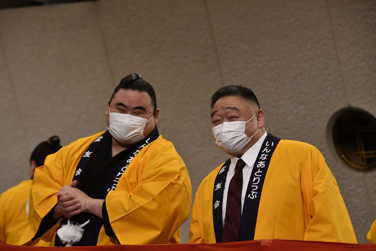 豆まきに参加した隆の勝（左）と師匠の常盤山親方(撮影・平山連)