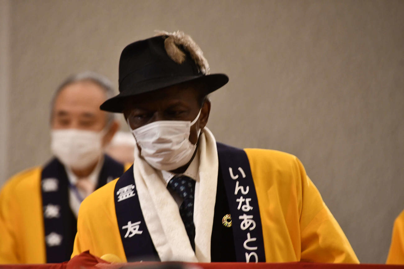 大関貴景勝らと豆まきに参加したギニア出身のタレント、オスマン・サンコン(撮影・平山連)
