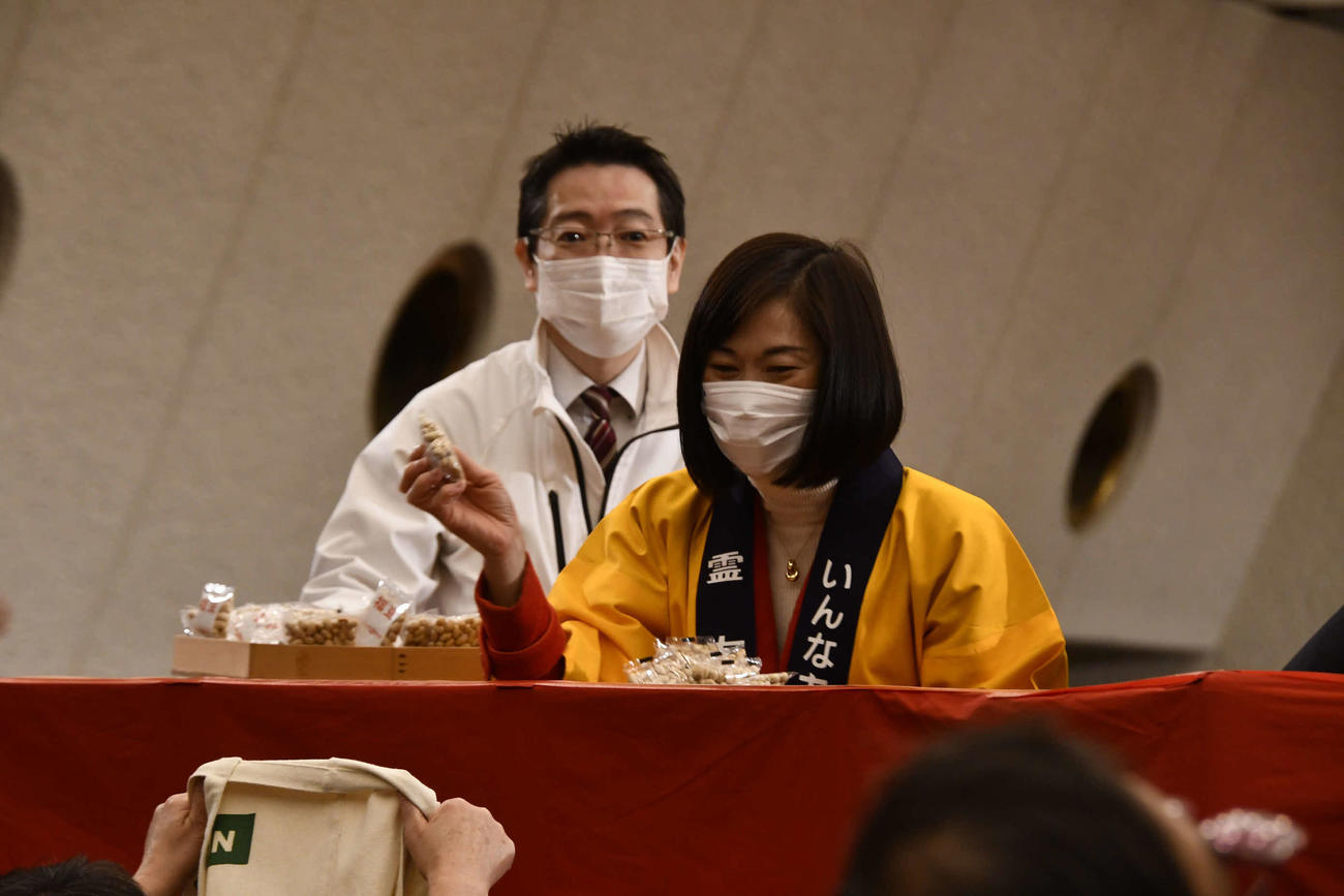 豆まきに参加した自民党の丸川珠代参院議員(撮影・平山連)