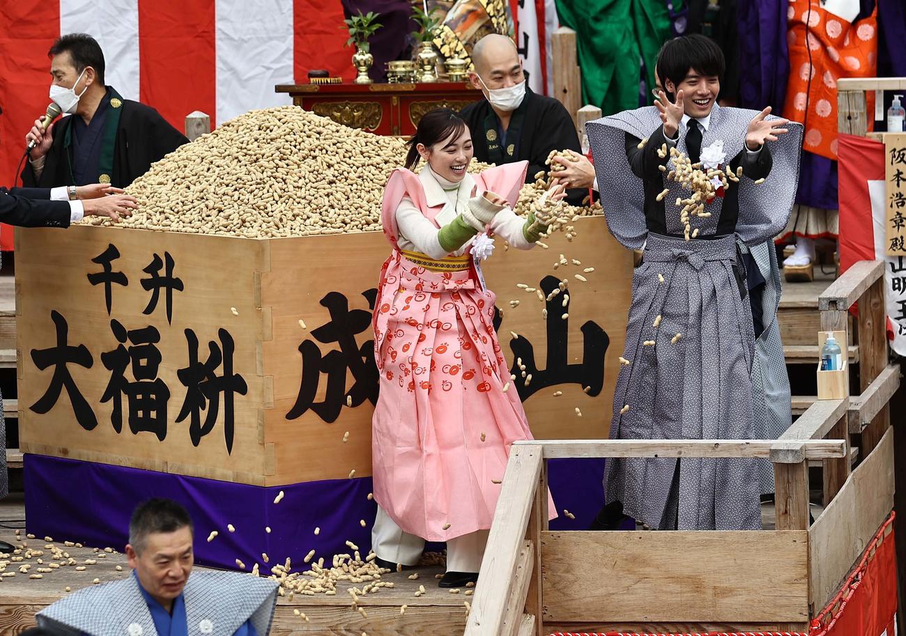 笑顔を見せながら豆まきをする福原（左）と赤楚（撮影・上田博志）