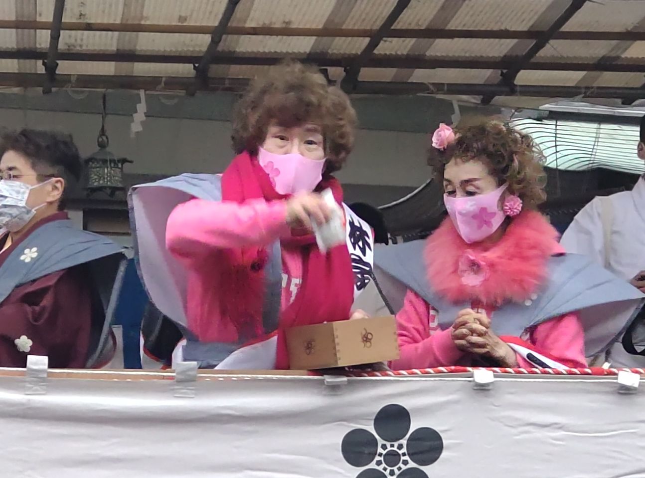 夫婦で仲良く豆まきをする林家ペーとパー子（撮影・寺沢卓）