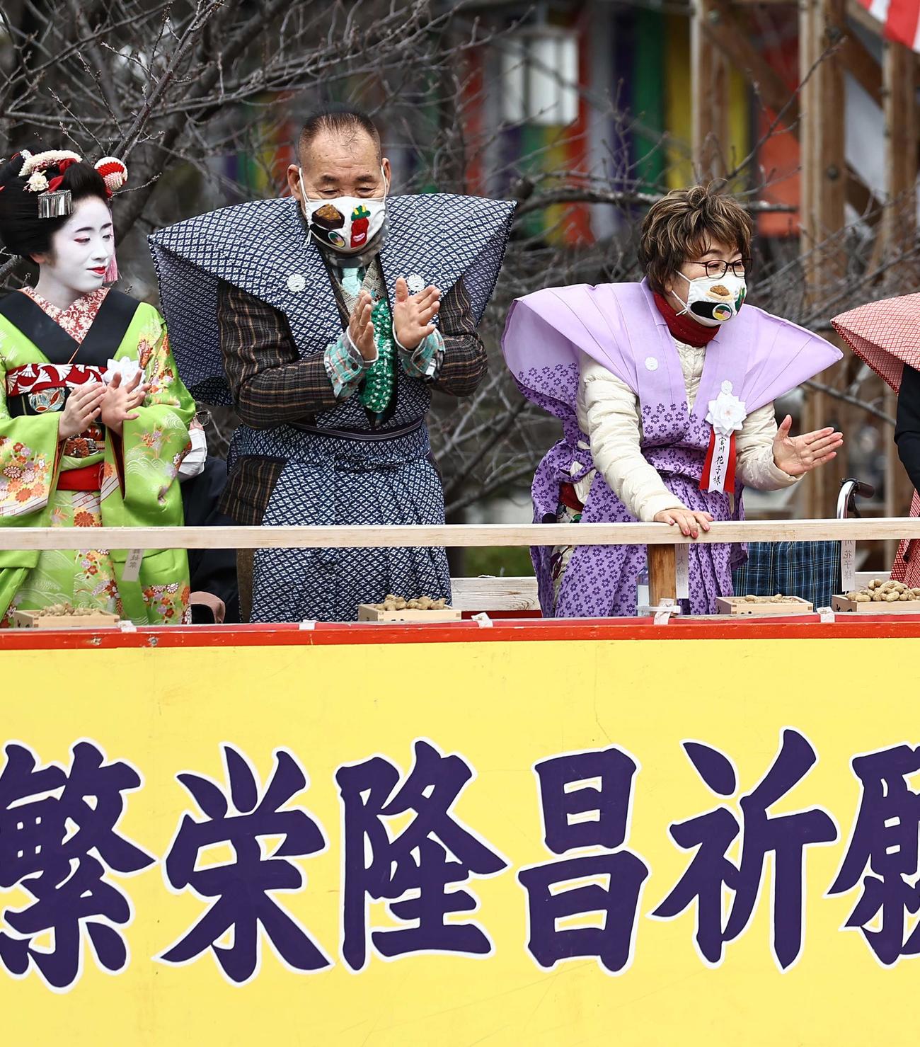 車椅子から立ち上がり参拝者に手を振る宮川花子（右）と宮川大助（撮影・上田博志）