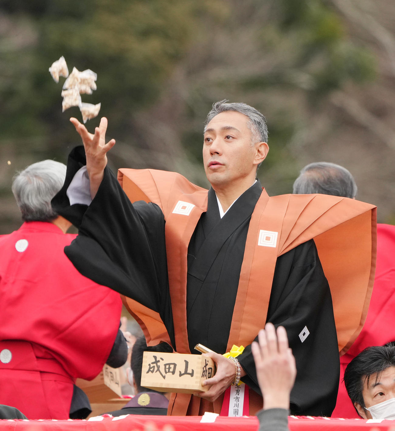 成田山の節分会で豆まきをする市川團十郎（撮影・菅敏）