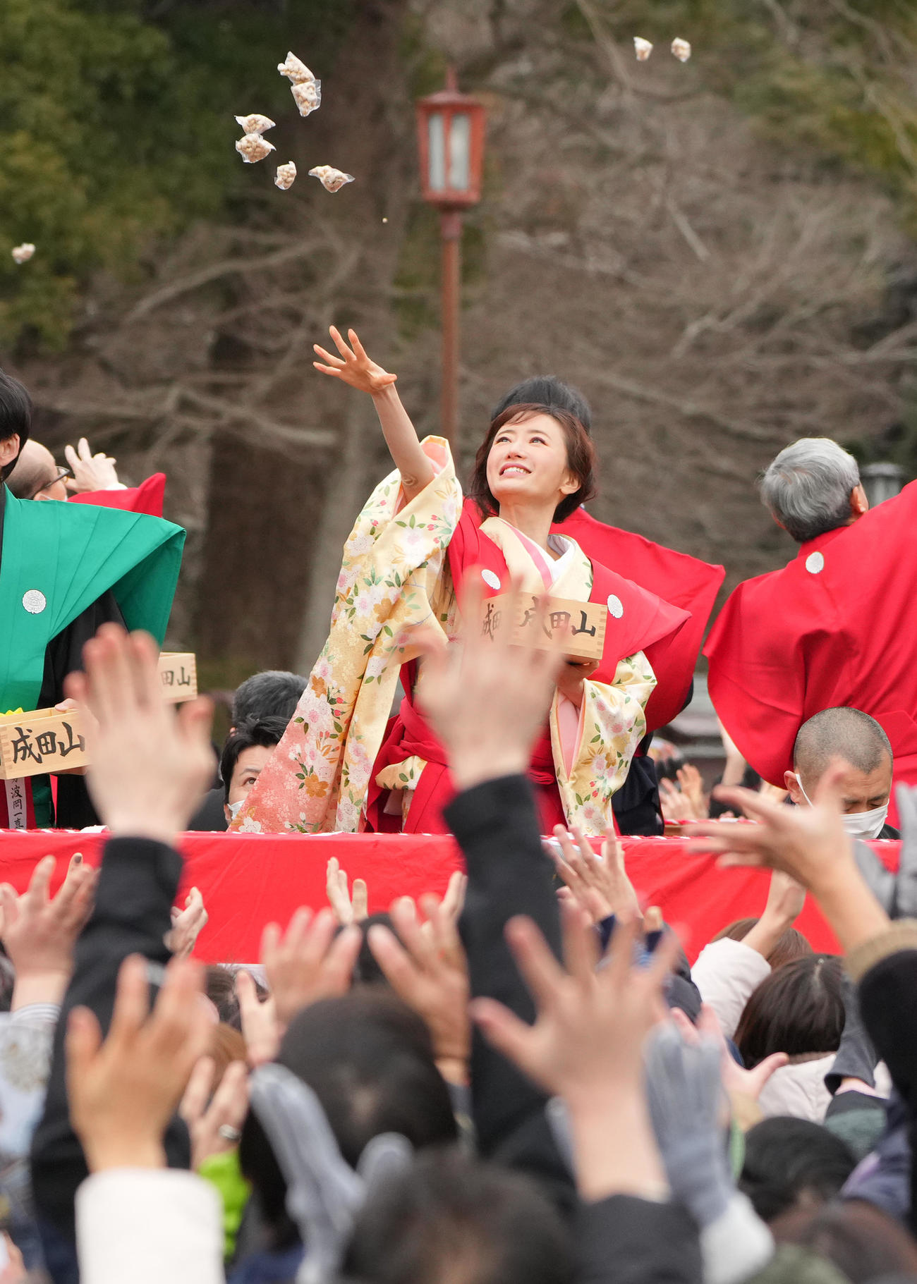 成田山の節分会で豆まきをする松本まりか（撮影・菅敏）