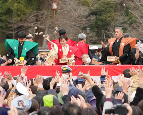 成田山の節分会で豆まきをする松本まりか。左は波岡一喜、右は市川團十郎（撮影・菅敏）