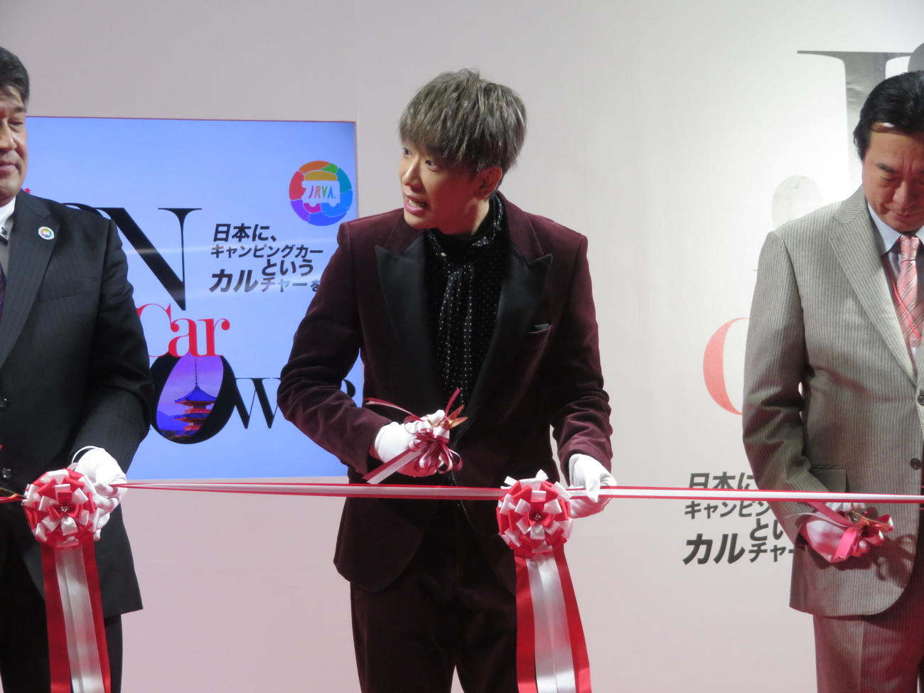 「第11回キャンピングカーアワード」を受賞した小山慶一郎が初のテープカットに臨む（撮影・横山慧）