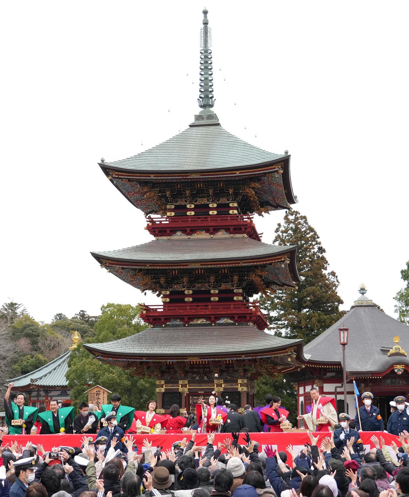 成田山の節分会で豆まきをする白河れい（中央）（撮影・菅敏）