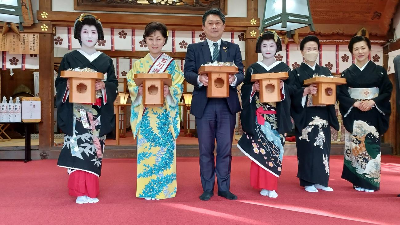 地元の金沢市内で節分祭に参加した島津悦子（左から2人目）