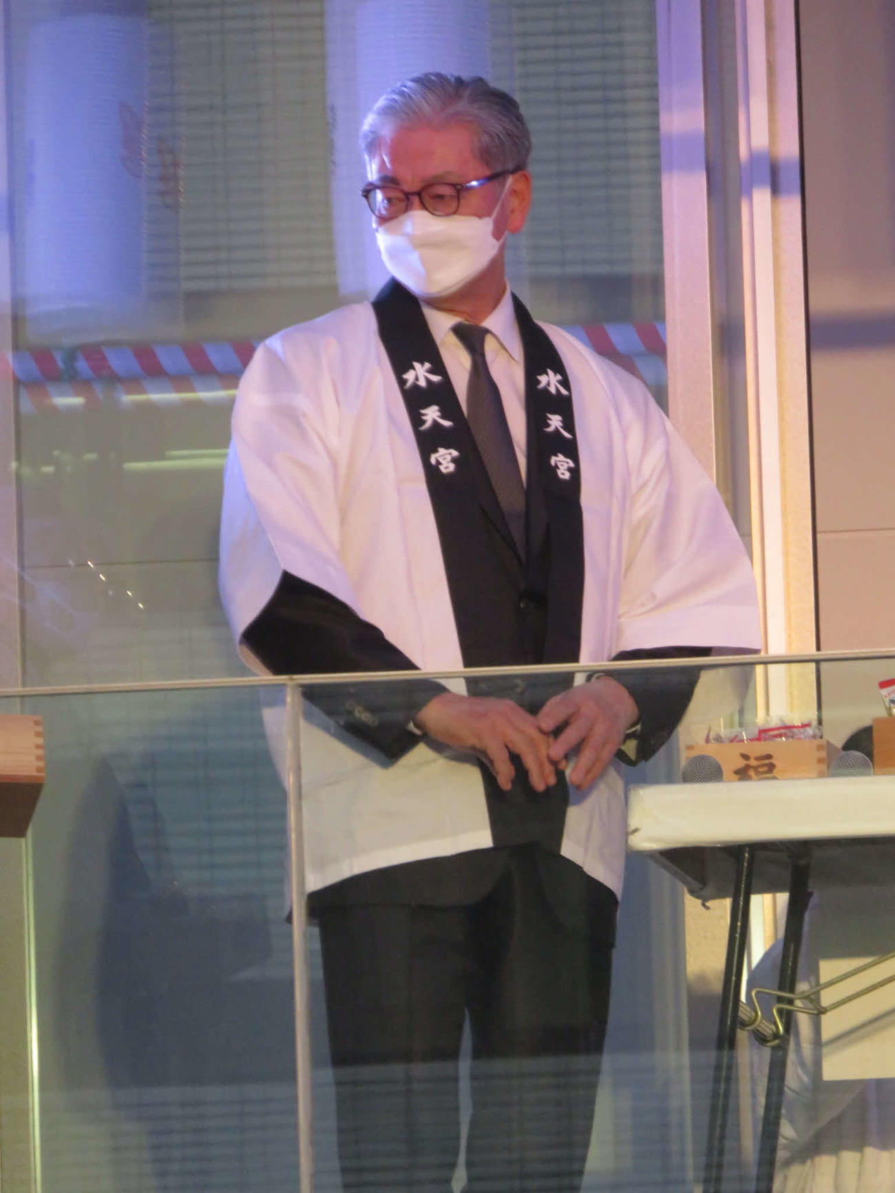 水天宮の豆まきに参加した三田芳裕明治座社長