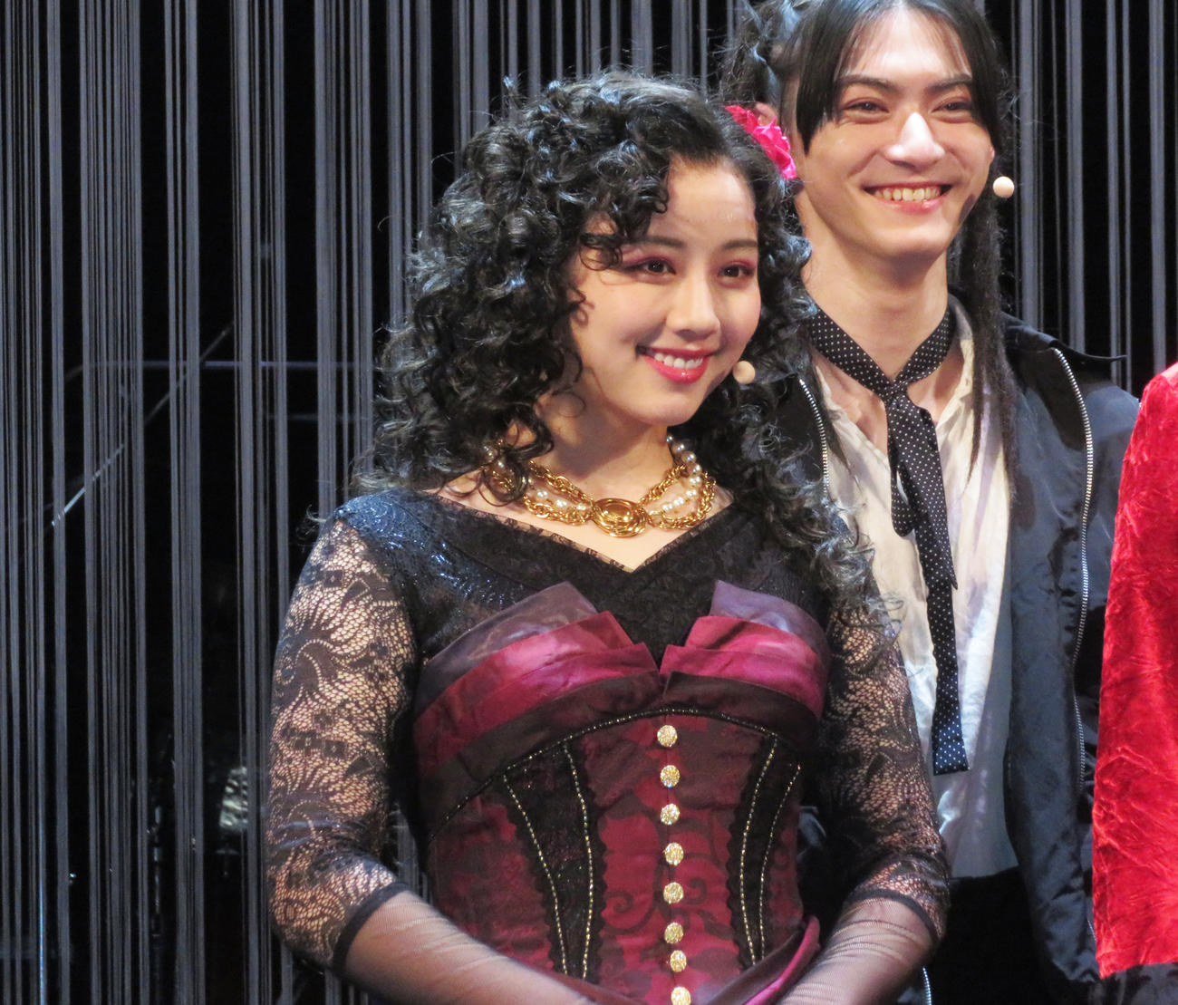 音楽劇「『逃げろ！』～モーツァルトの台本作者　ロレンツォ・ダ・ポンテ～」のゲネプロに出席した渡邉美穂。奥は弓木大和（撮影・横山慧）