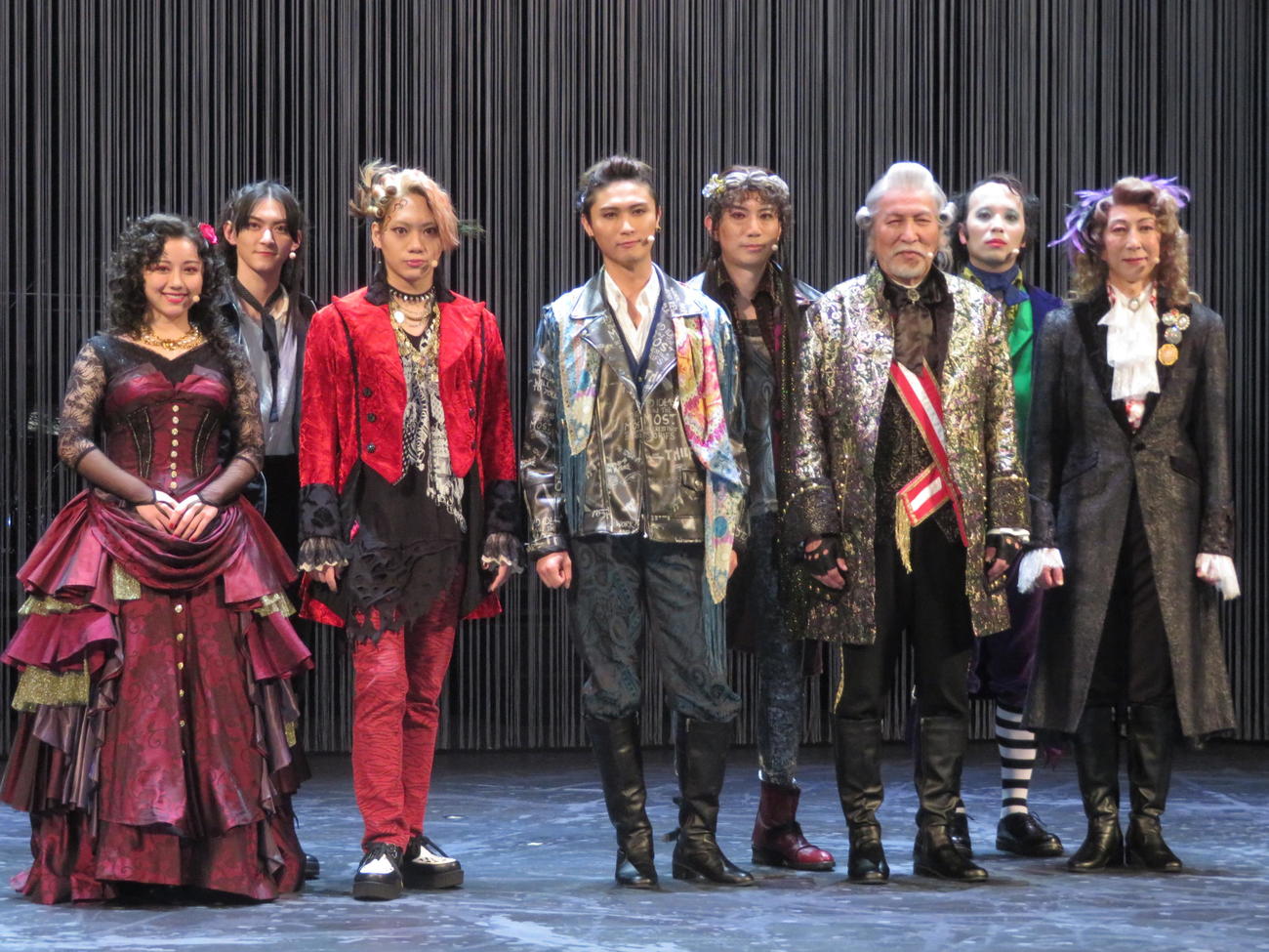 音楽劇「『逃げろ！』～モーツァルトの台本作者　ロレンツォ・ダ・ポンテ～」のゲネプロに出席した橋本良亮（左から4人目）ら。左から渡邉美穂、弓木大和、佐藤流司、1人おいて細見大輔、村井國夫、内河啓介、篠井英介（撮影・横山慧）