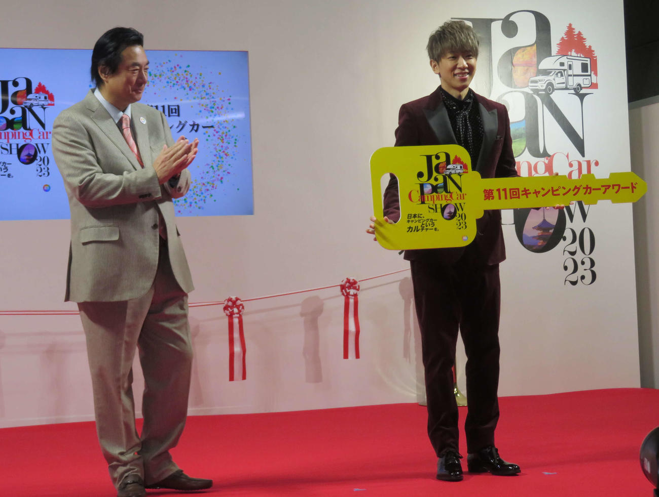「第11回キャンピングカーアワード」を受賞した小山慶一郎（右）。左は日本RV協会の荒木賢治会長（撮影・横山慧）