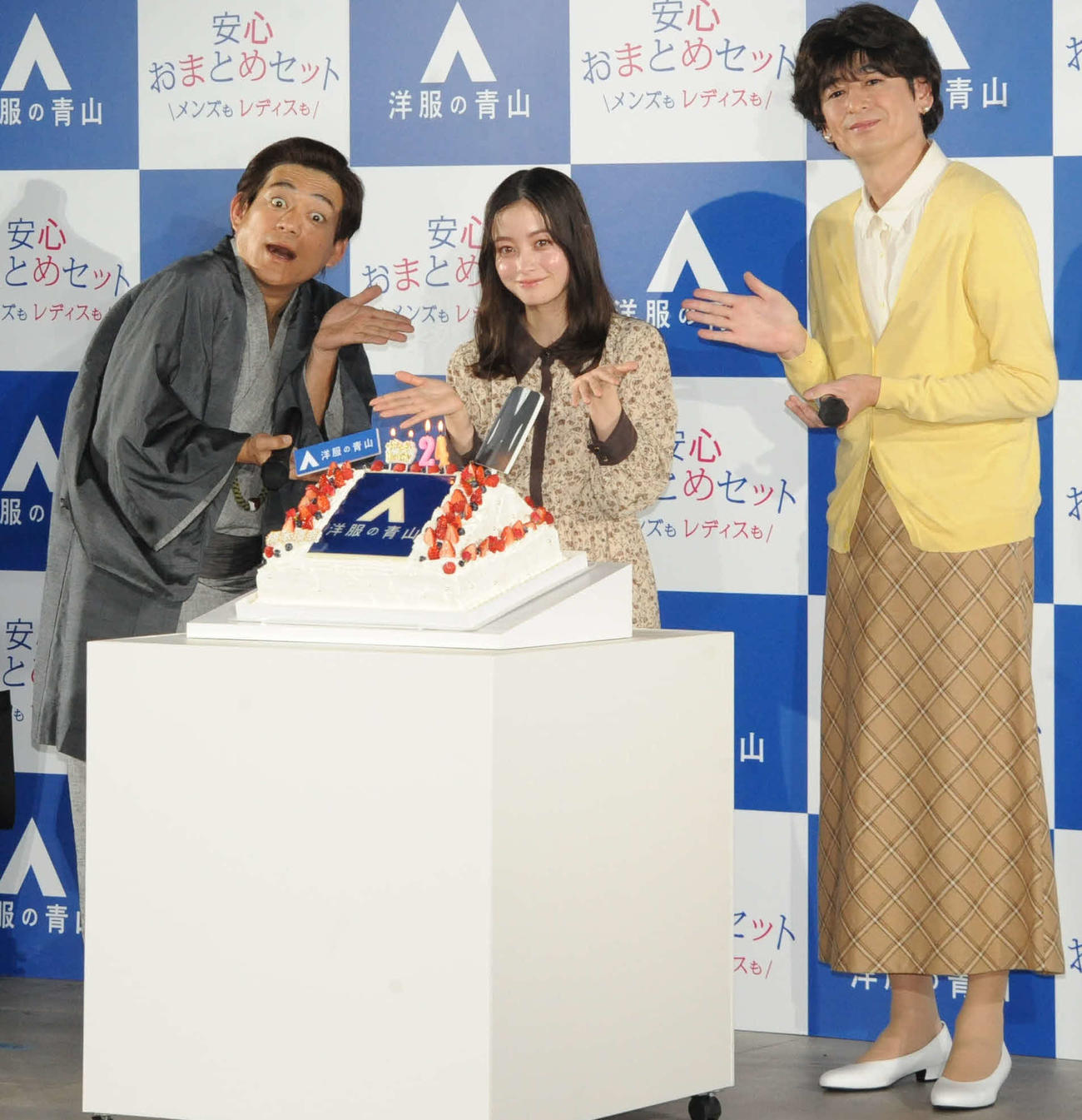洋服の青山の「フレッシャーズ安心おまとめセット」新CM発表会に出席した、左から博多華丸、橋本環奈、博多大吉（撮影・松尾幸之介）