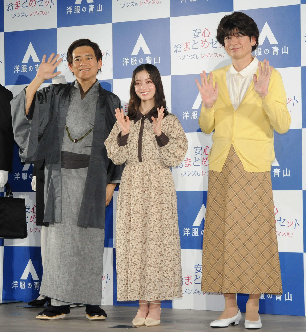洋服の青山の「フレッシャーズ安心おまとめセット」新CM発表会に出席した、左から博多華丸、橋本環奈、博多大吉（撮影・松尾幸之介）